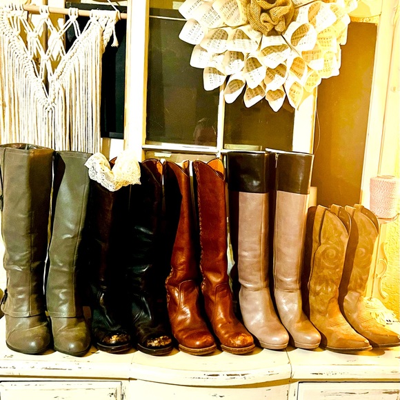 {๐๐ช๐ต๐ต ๐ฒ๐ผ ๐๐ธ๐ธ๐ฝ ๐ข๐ฎ๐ช๐ผ๐ธ๐ท} Check out the great boots in my Closest! - Picture 1 of 1